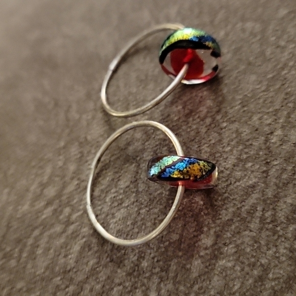 3/$30 VTG Red Disc Bead Huggie Nebula Earrings - Picture 4 of 5